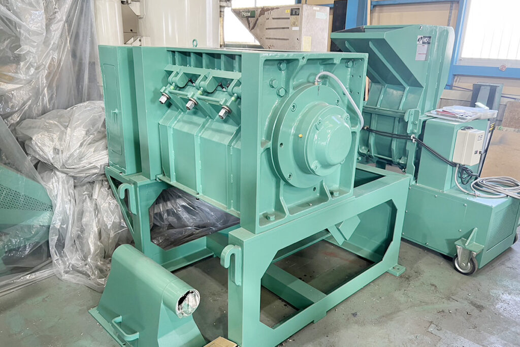 ホーライ社製　中古プラスチック粉砕機　【UO-30-720】　【30馬力22kW】　側面画像