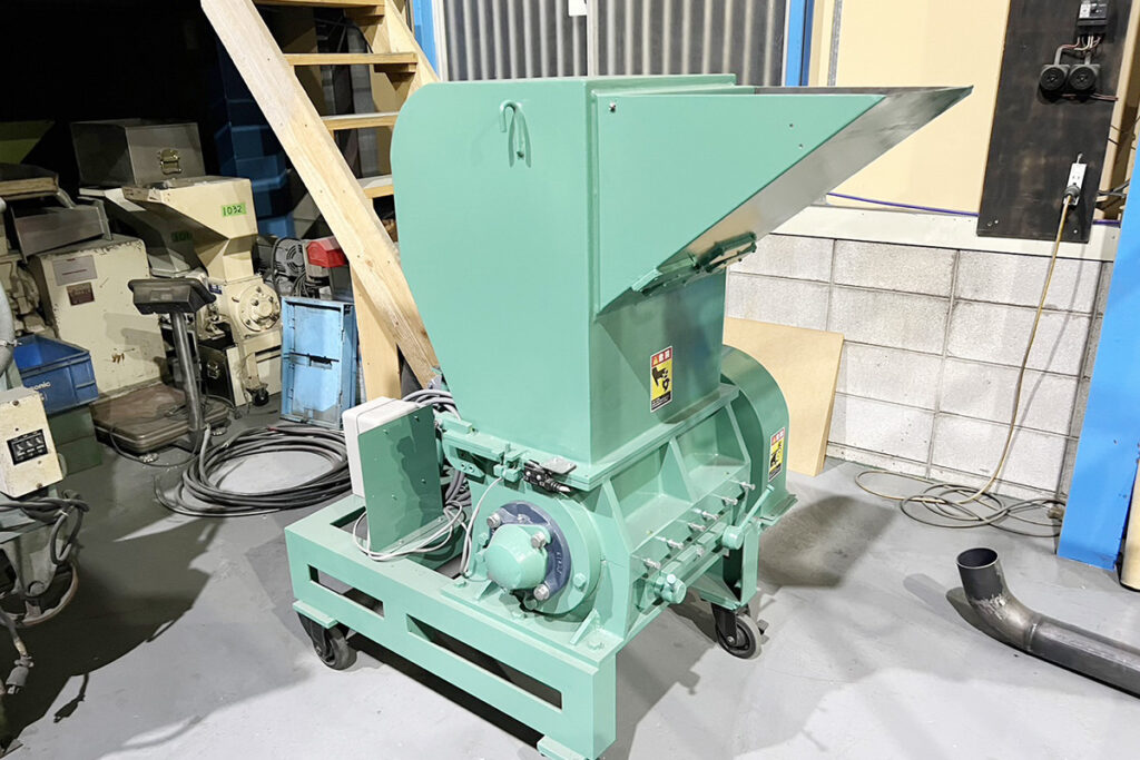 大登機械社製　中古プラスチック粉砕機　【DN-200-450】　【7.5馬力5.5kW】　側面画像