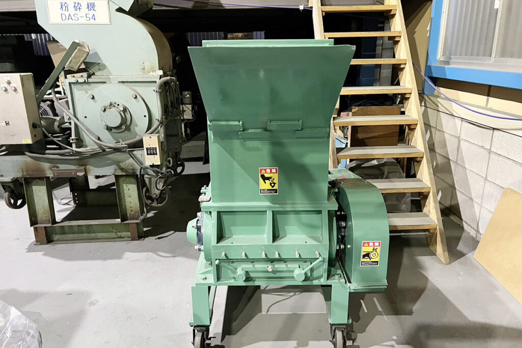 大登機械社製　中古プラスチック粉砕機　【DN-200-450】　【7.5馬力5.5kW】　正面画像