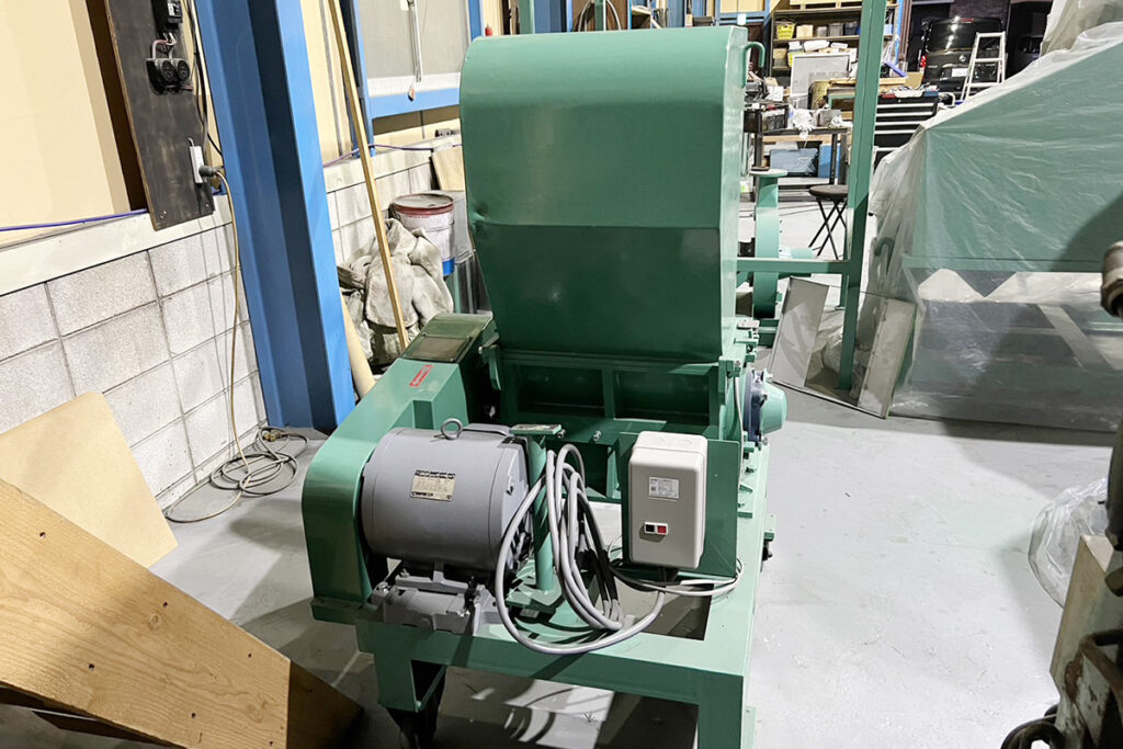 大登機械社製　中古プラスチック粉砕機　【DN-200-450】　【7.5馬力5.5kW】　背面画像