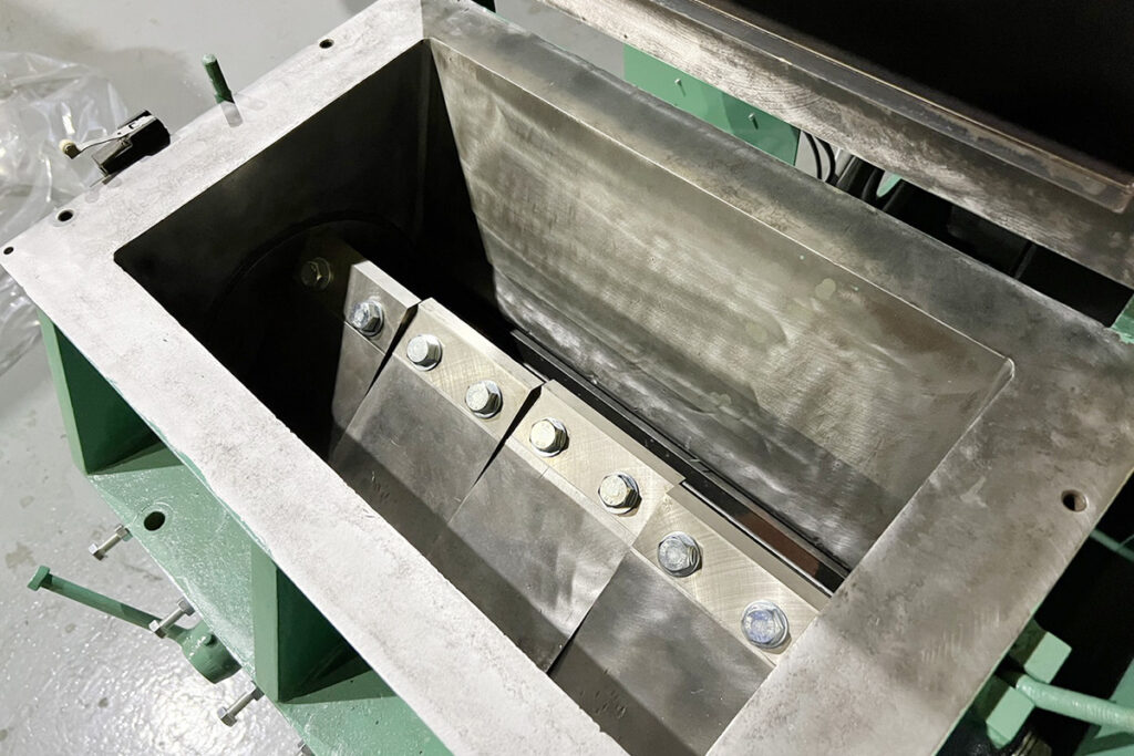 大登機械社製　中古プラスチック粉砕機　【DN-200-450】　【7.5馬力5.5kW】　刃部画像