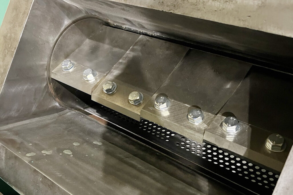 大登機械社製　中古プラスチック粉砕機　【DN-200-450】　【7.5馬力5.5kW】　刃部画像2