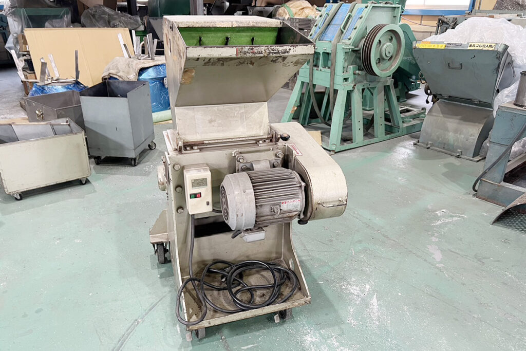 ホーライ社製　中古プラスチック粉砕機　【V-360（VC-360）】　【5馬力3.7kW】　正面画像
