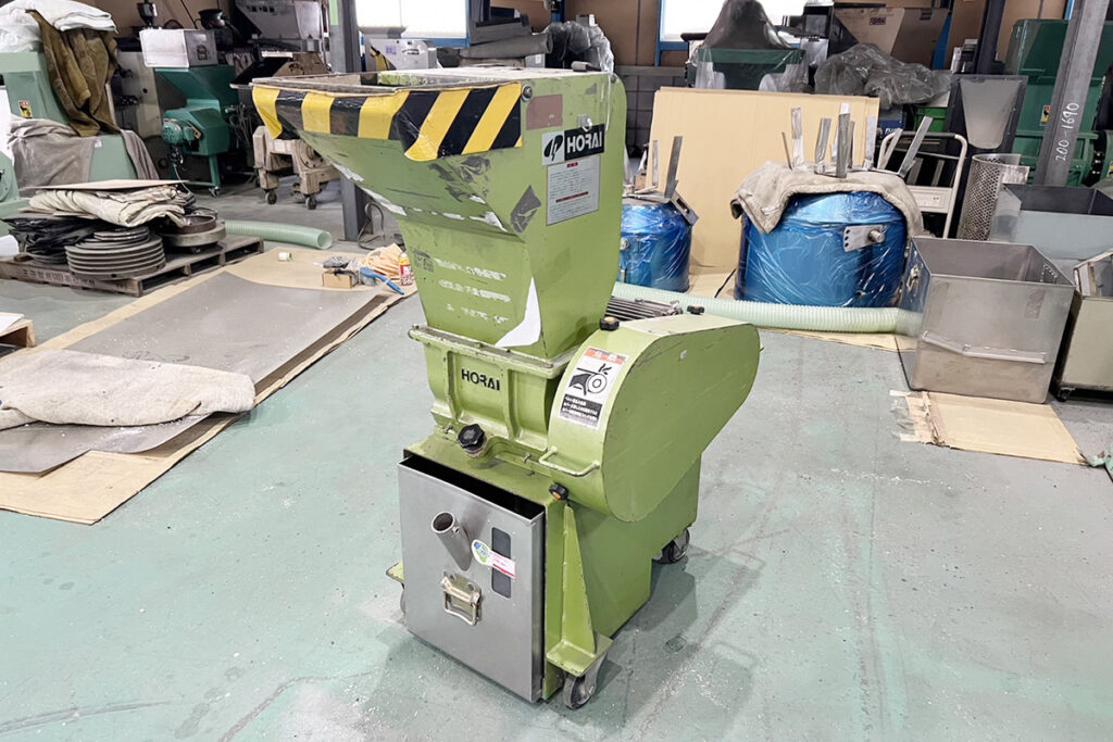 ホーライ社製　中古プラスチック粉砕機　【P-1328】　【2馬力1.5kW】　側面画像