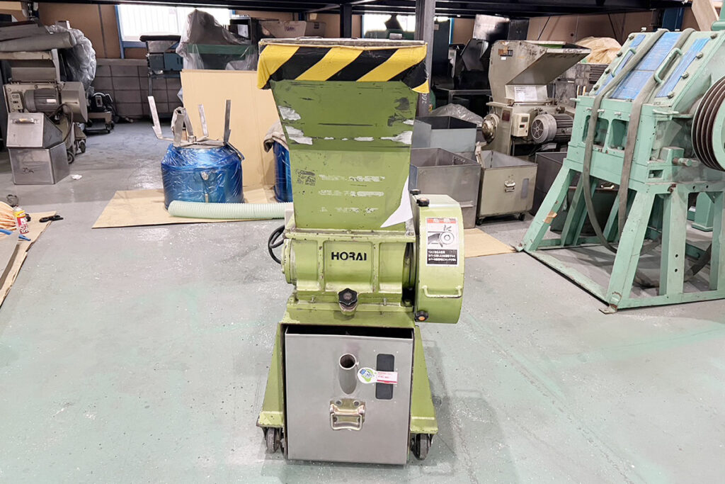 ホーライ社製　中古プラスチック粉砕機　【P-1328】　【2馬力1.5kW】　正面画像