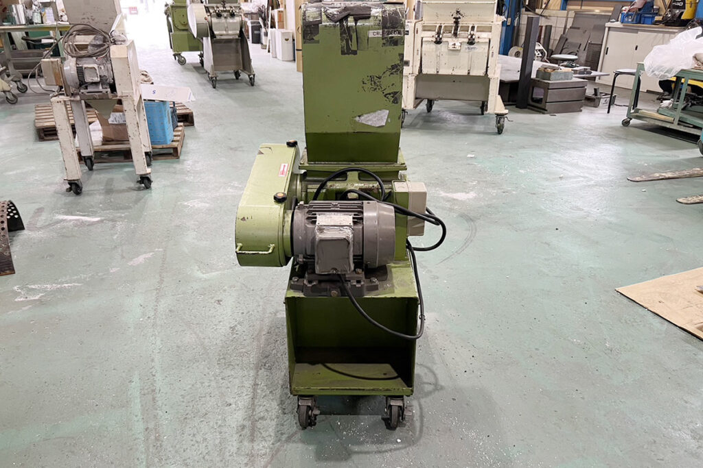 ホーライ社製　中古プラスチック粉砕機　【P-1328】　【2馬力1.5kW】　背面画像