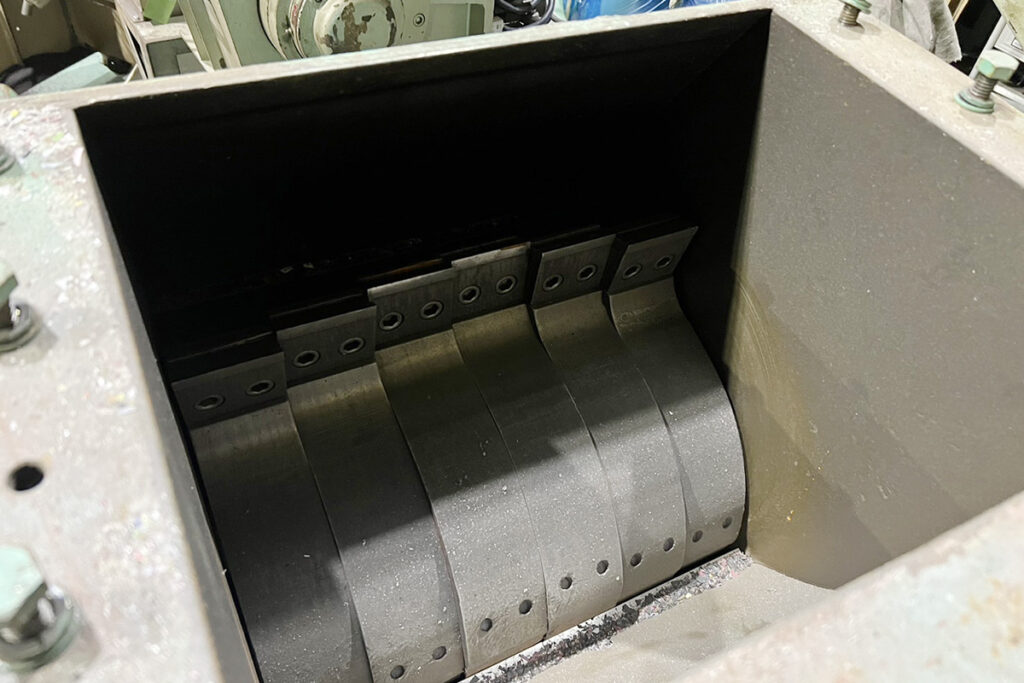 太田工業所社製　中古プラスチック粉砕機　【KM-B20】　【20馬力15kW】　刃部画像