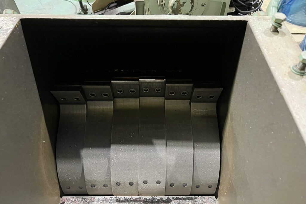 太田工業所社製　中古プラスチック粉砕機　【KM-B20】　【20馬力15kW】　刃部画像2