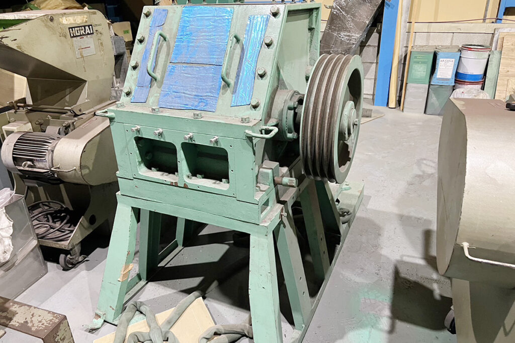 太田工業所社製　中古プラスチック粉砕機　【KM-B20】　【20馬力15kW】　正面画像