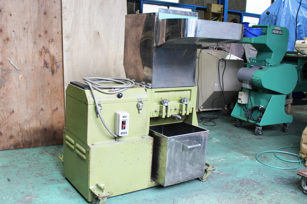 森田精機社製　中古プラスチック粉砕機　【J-05】　【5馬力3.7kW】　側面画像