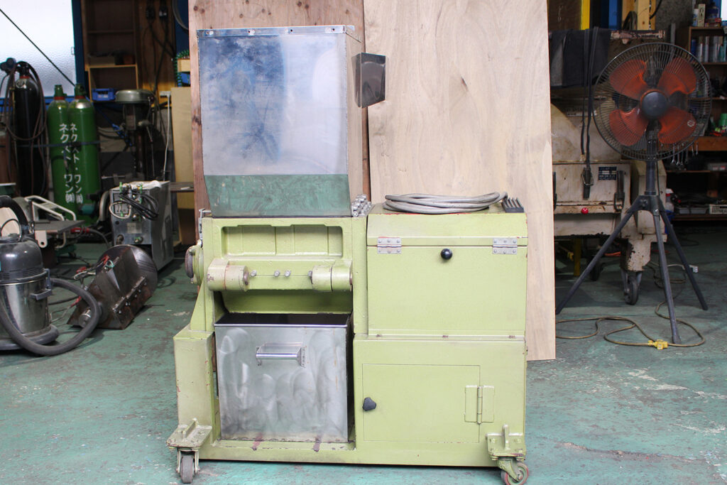 森田精機社製　中古プラスチック粉砕機　【J-05】　【5馬力3.7kW】　背面画像