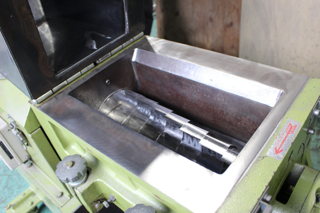 森田精機社製　中古プラスチック粉砕機　【J-05】　【5馬力3.7kW】　刃部画像