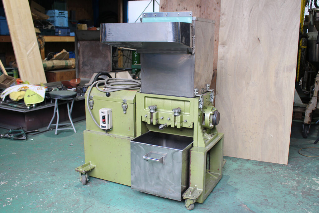森田精機社製　中古プラスチック粉砕機　【J-05】　【5馬力3.7kW】　側面画像2