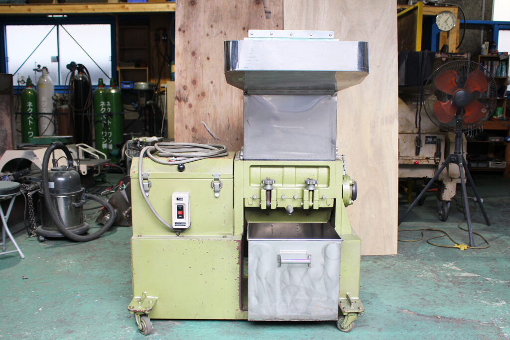 森田精機社製　中古プラスチック粉砕機　【J-05】　【5馬力3.7kW】　正面画像