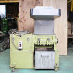森田精機社製　中古プラスチック粉砕機　【J-05】　【5馬力3.7kW】　正面画像のサムネイル