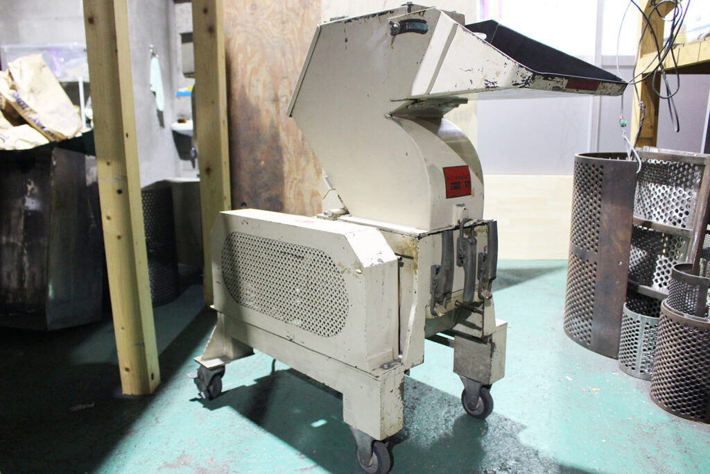 ダイコー精機社製　中古プラスチック粉砕機　【DAS-20】　【3馬力2.2W】　側面画像2