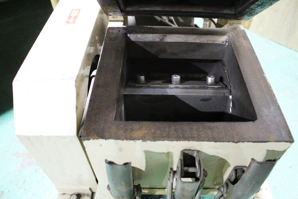 ダイコー精機社製　中古プラスチック粉砕機　【DAS-20】　【3馬力2.2W】　刃部画像