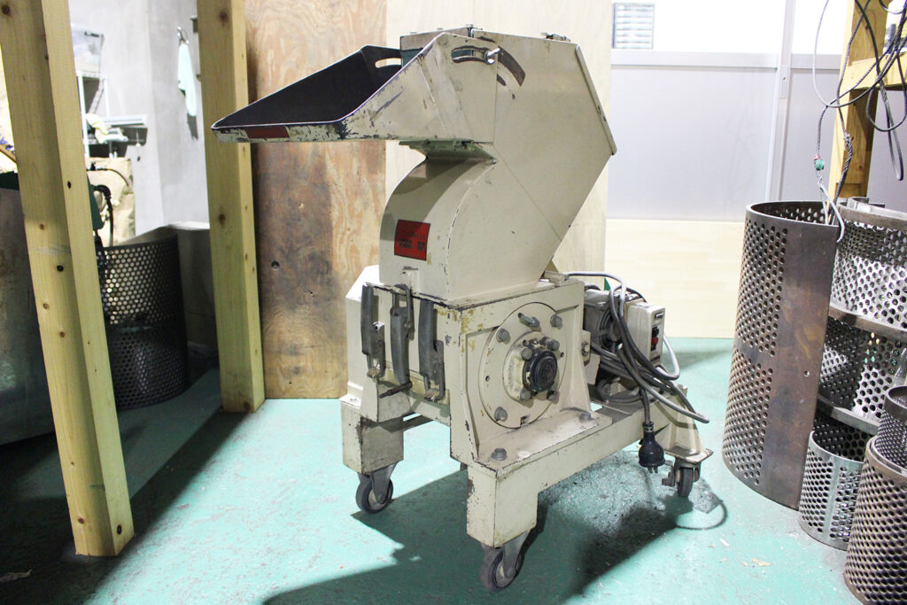 ダイコー精機社製　中古プラスチック粉砕機　【DAS-20】　【3馬力2.2W】　側面画像