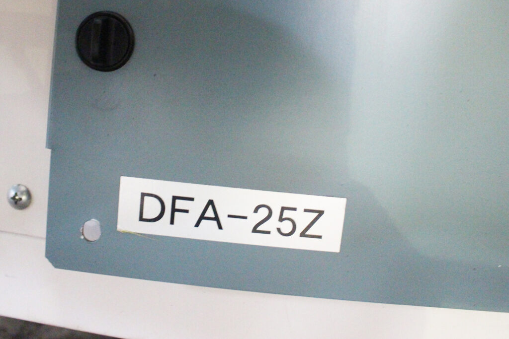 カワタ社製　中古脱湿乾燥機（輸送機能一体型）　【DFA-25Z】　銘板画像