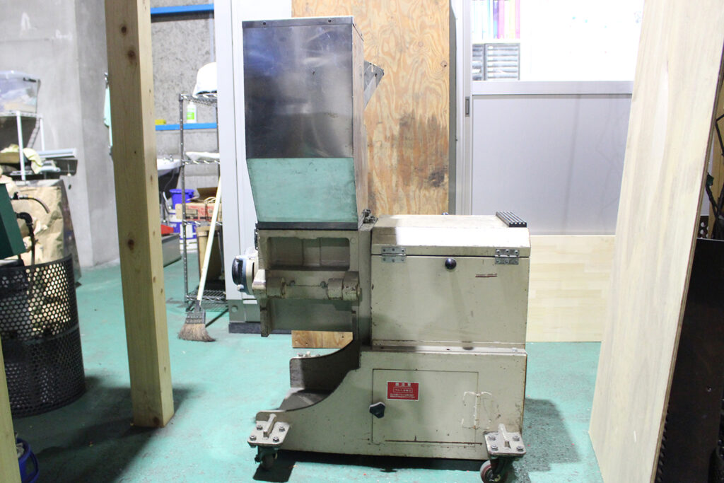 森田精機社製　中古プラスチック粉砕機　【J-5】　【5馬力3.7kW】　背面画像