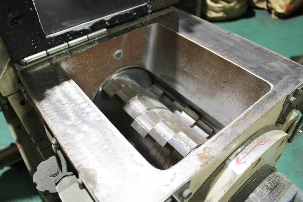 森田精機社製　中古プラスチック粉砕機　【J-5】　【5馬力3.7kW】　刃部画像