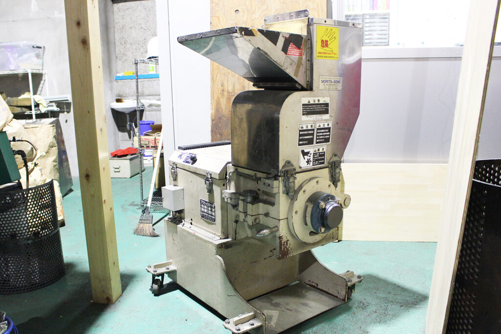 森田精機社製　中古プラスチック粉砕機　【J-5】　【5馬力3.7kW】　側面画像