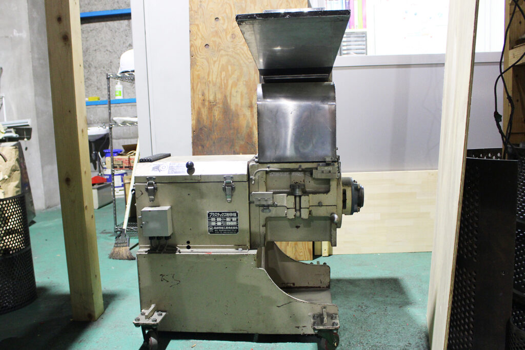 森田精機社製　中古プラスチック粉砕機　【J-5】　【5馬力3.7kW】　正面画像