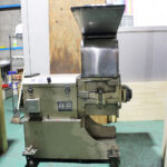 森田精機社製　中古プラスチック粉砕機　【J-5】　【5馬力3.7kW】　正面画像のサムネイル