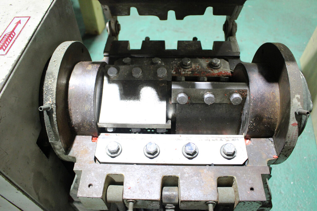 ホーライ社製　中古プラスチック粉砕機　【UC-280S（U-280）】　【7.5馬力5.5kW】　刃部画像