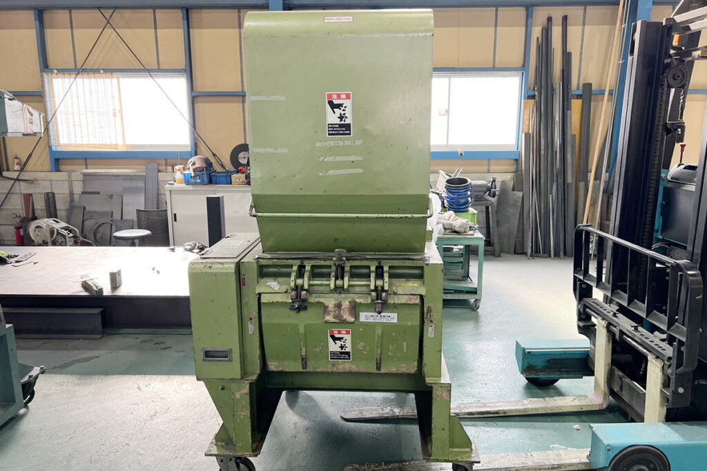 ホーライ社製　中古プラスチック粉砕機　【P-3060】　【10馬力7.5kW】　背面画像