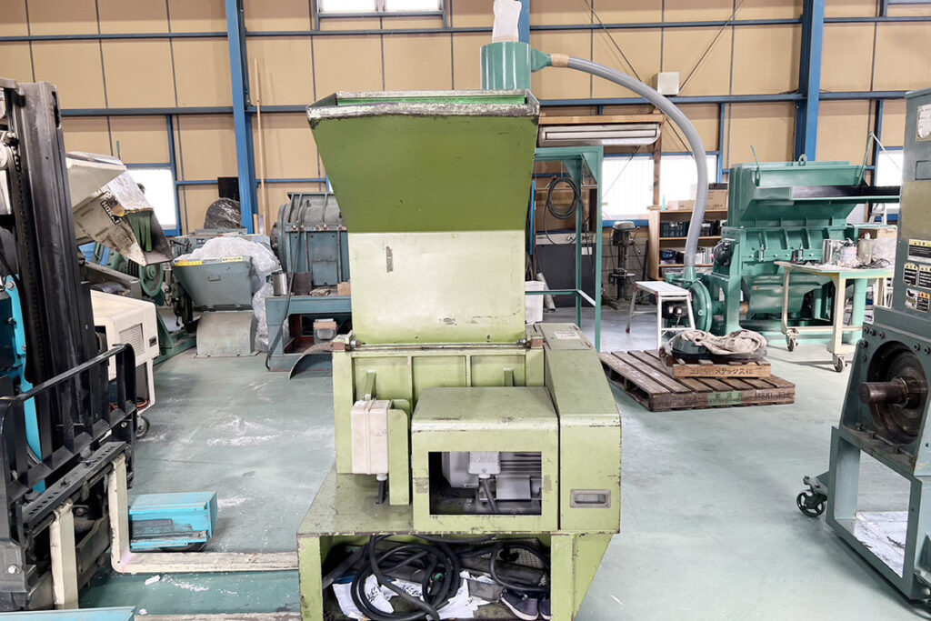ホーライ社製　中古プラスチック粉砕機　【P-3060】　【10馬力7.5kW】　正面画像