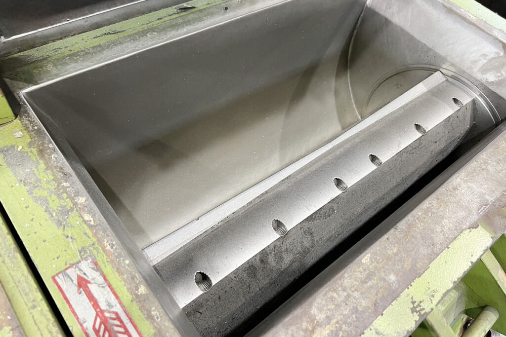 ホーライ社製　中古プラスチック粉砕機　【P-3060】　【10馬力7.5kW】　刃部画像