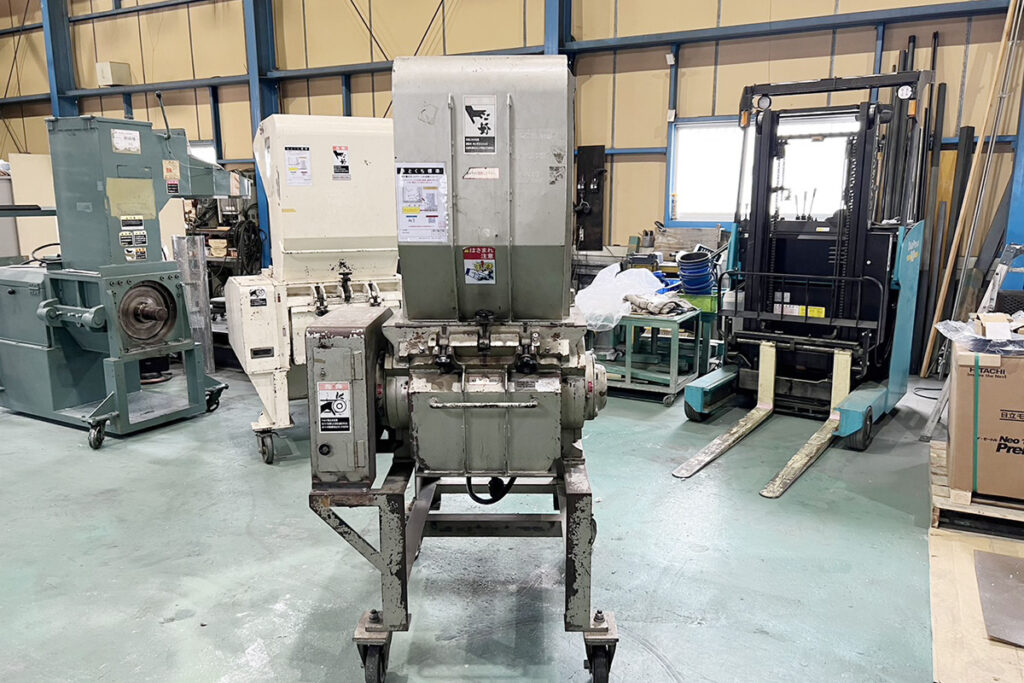 ホーライ社製　中古プラスチック粉砕機　【V-420（VC-420）】　【15馬力11kW】　背面画像