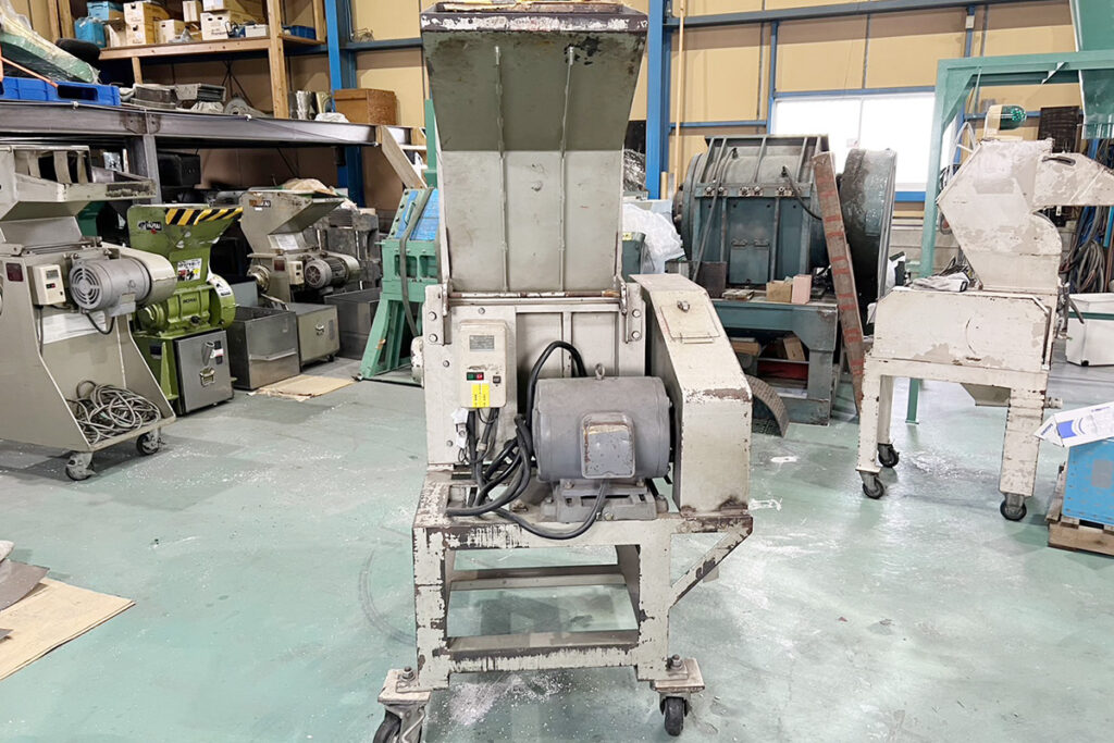 ホーライ社製　中古プラスチック粉砕機　【V-420（VC-420）】　【15馬力11kW】　正面画像