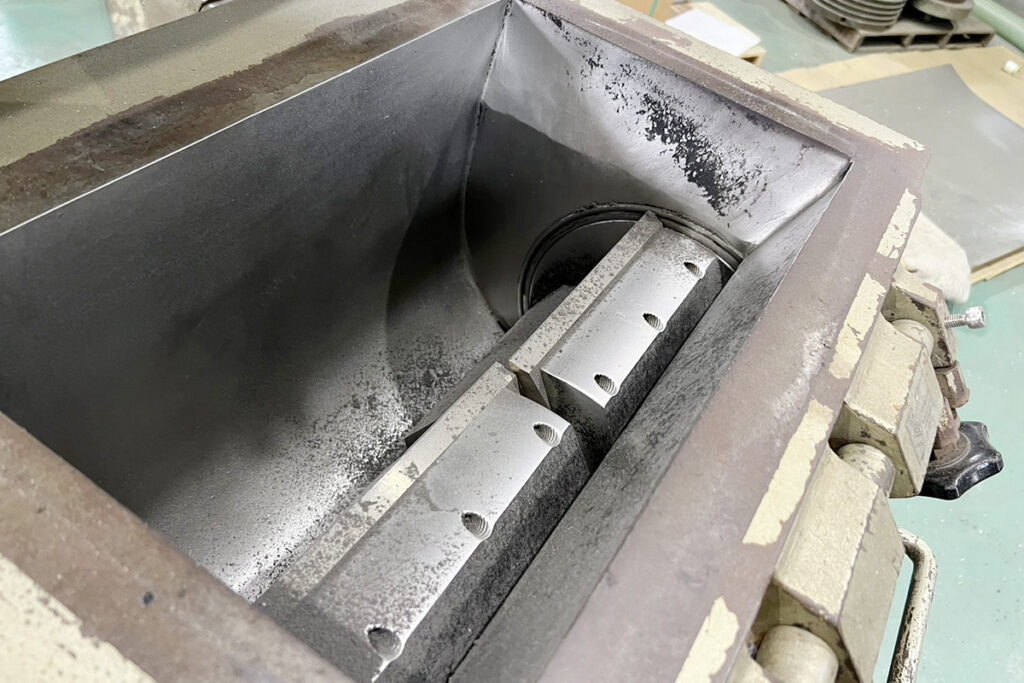 ホーライ社製　中古プラスチック粉砕機　【V-420（VC-420）】　【15馬力11kW】　刃部画像