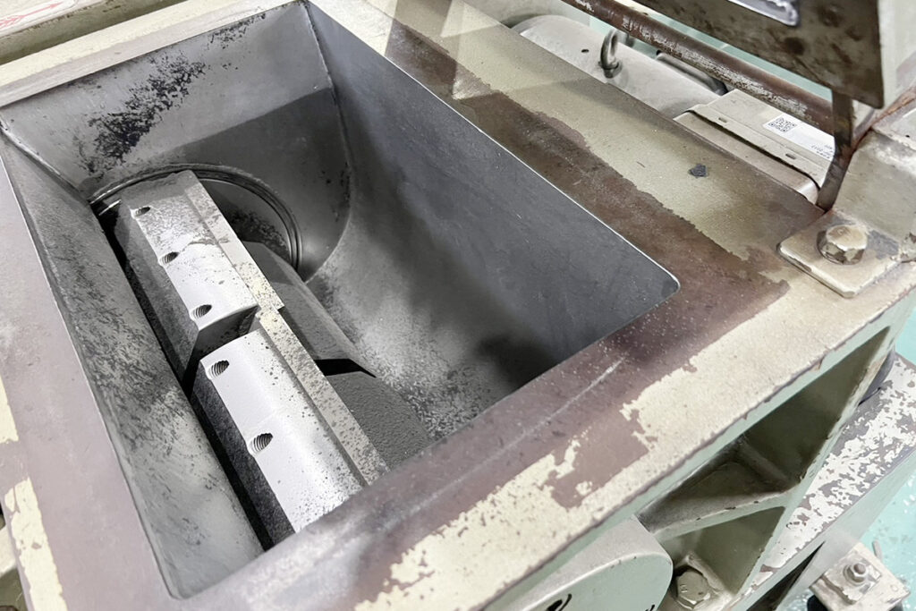 ホーライ社製　中古プラスチック粉砕機　【V-420（VC-420）】　【15馬力11kW】　刃部画像2
