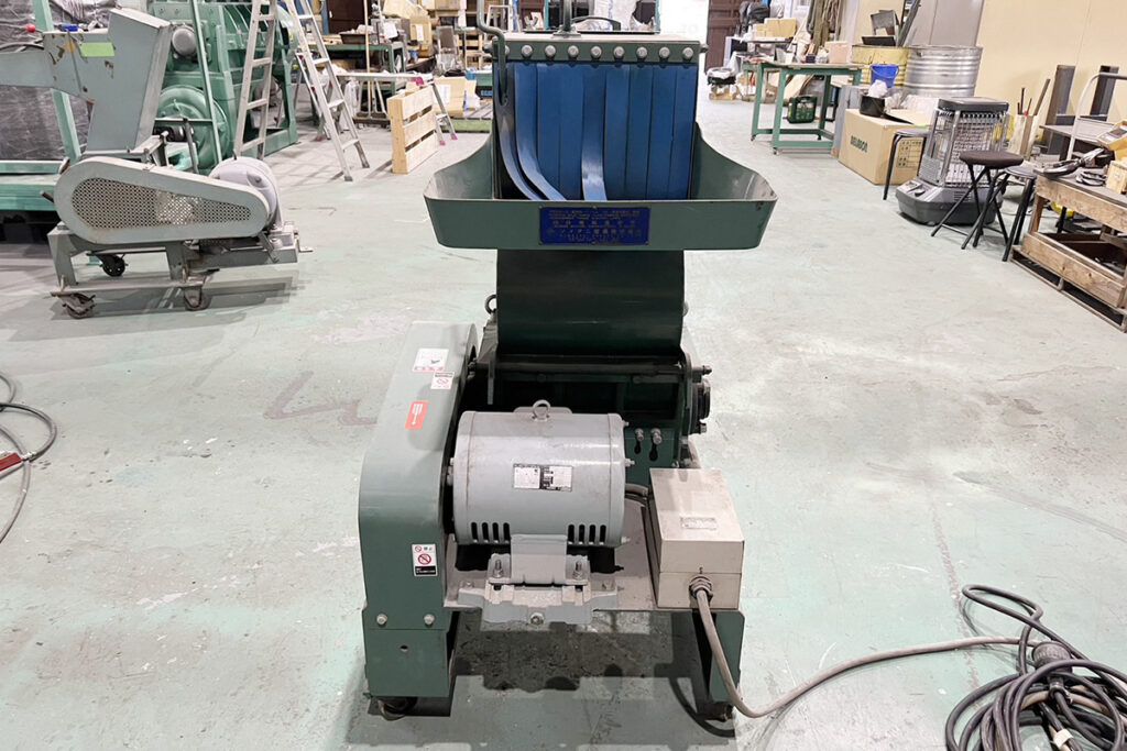 ソメタニ産業社製　中古プラスチック粉砕機　【360mm幅】　【7.5馬力5.5kW】　正面画像