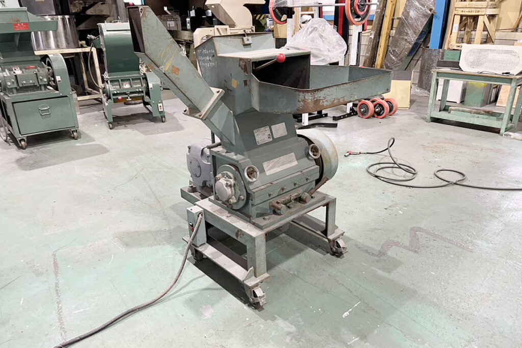 大登機械社製　中古プラスチック粉砕機　【DN-360】　【7.5馬力5.5kW】　側面画像