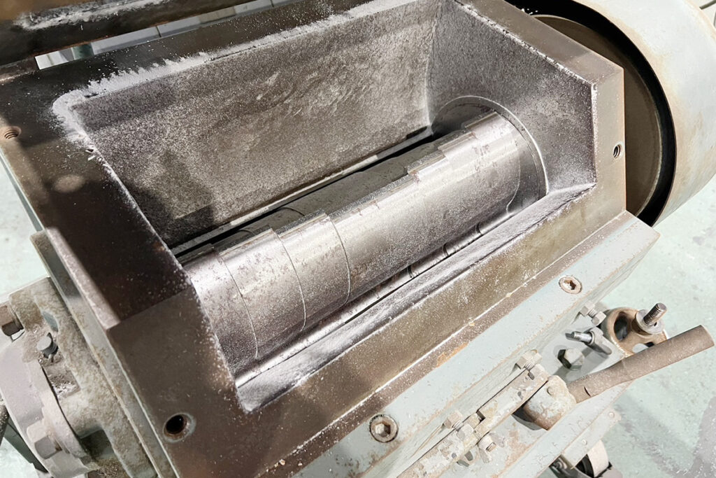 大登機械社製　中古プラスチック粉砕機　【DN-360】　【7.5馬力5.5kW】　刃部画像