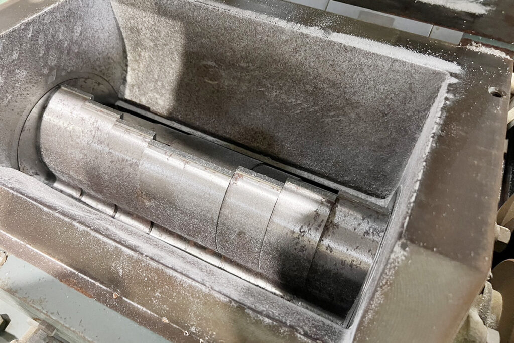 大登機械社製　中古プラスチック粉砕機　【DN-360】　【7.5馬力5.5kW】　刃部画像2