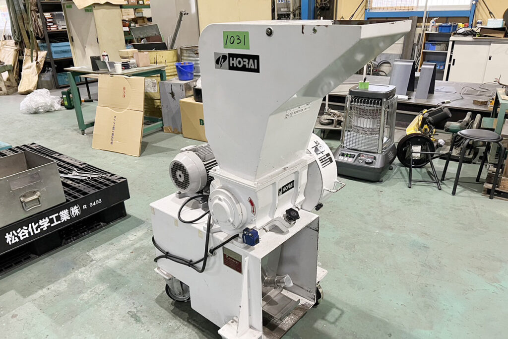 ホーライ社製　中古プラスチック粉砕機　【P-1328】　【2馬力1.5kW】　側面画像