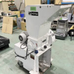 ホーライ社製　中古プラスチック粉砕機　【P-1328】　【2馬力1.5kW】　側面画像のサムネイル