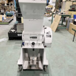 ホーライ社製　中古プラスチック粉砕機　【P-1328】　【2馬力1.5kW】　正面画像のサムネイル