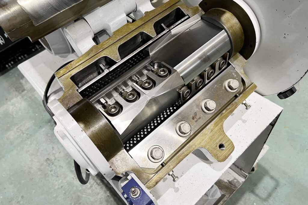 ホーライ社製　中古プラスチック粉砕機　【P-1328】　【2馬力1.5kW】　刃部画像