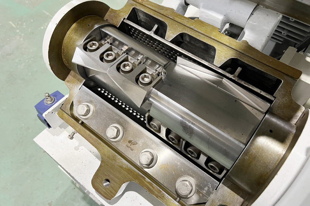 ホーライ社製　中古プラスチック粉砕機　【P-1328】　【2馬力1.5kW】　刃部画像2