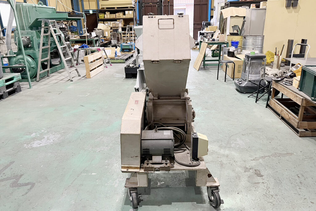 ダイコー精機社製　中古プラスチック粉砕機　【DAS-28】　【5馬力3.7kW】　背面画像