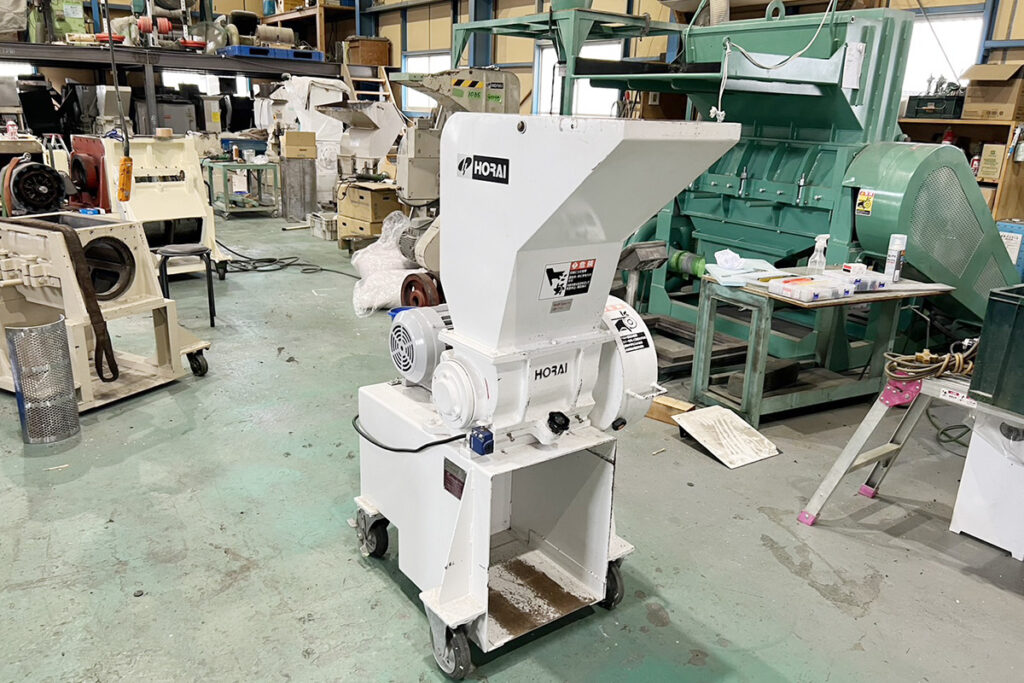 ホーライ社製　中古プラスチック粉砕機　【P-1328】　【2馬力1.5kW】　側面画像2