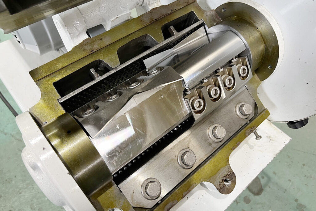 ホーライ社製　中古プラスチック粉砕機　【P-1328】　【2馬力1.5kW】　刃部画像