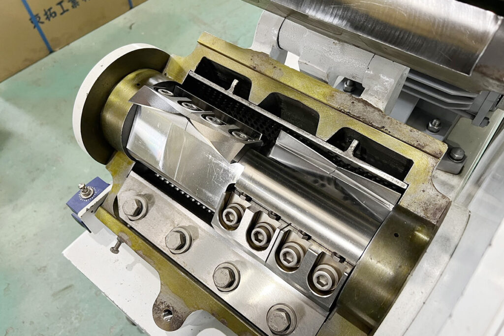ホーライ社製　中古プラスチック粉砕機　【P-1328】　【2馬力1.5kW】　刃部画像2