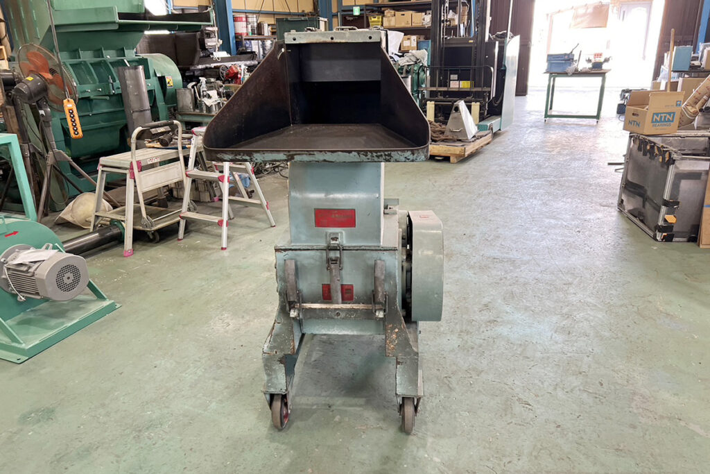 ダイコー精機社製　中古プラスチック粉砕機　【DAS-28】　【5馬力3.7kW】　正面画像